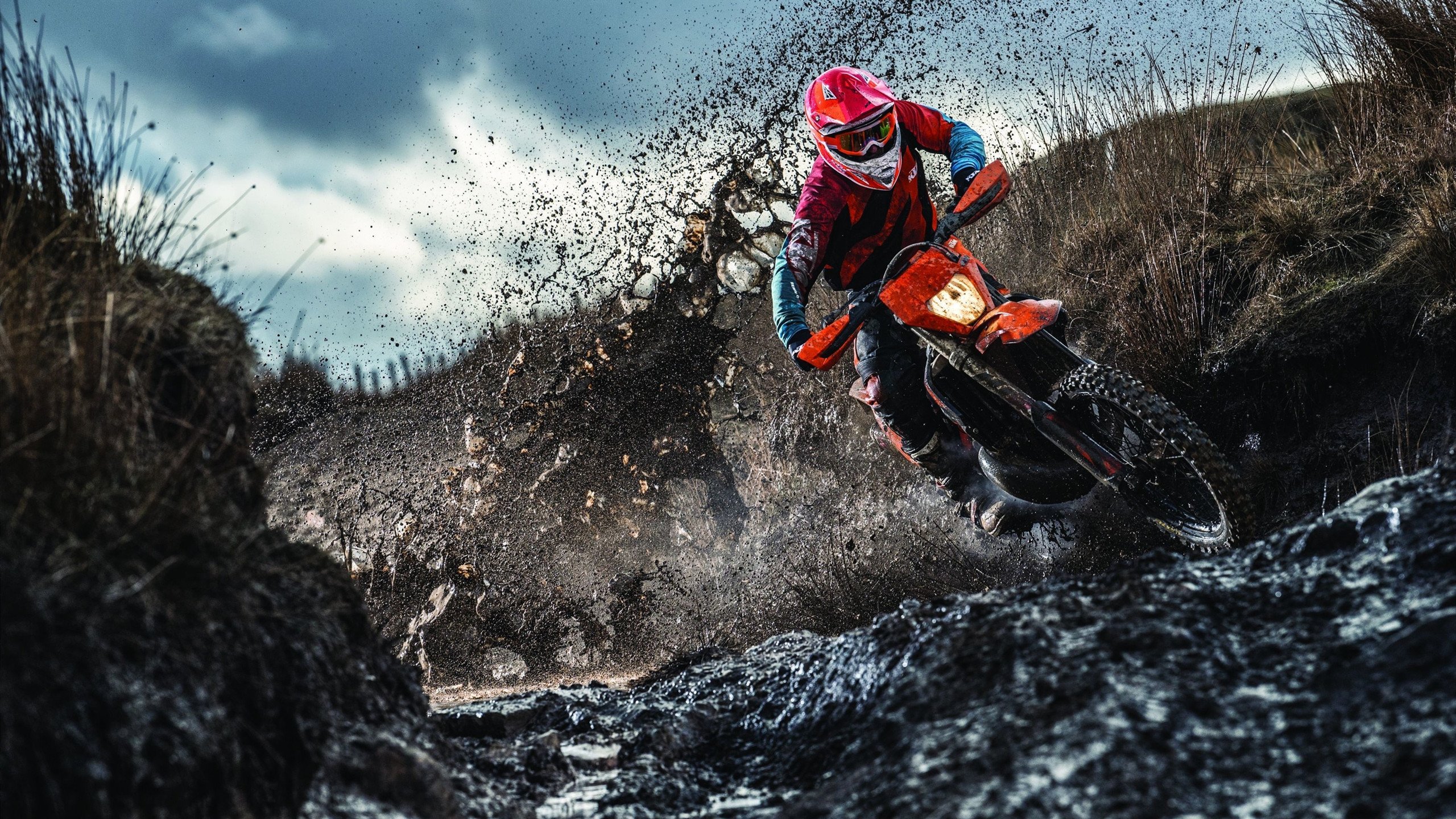 “基层青训高速推进，基层足球蹿升新高度”，青年基层锻炼